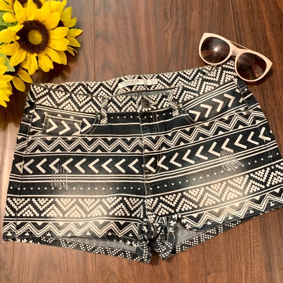 Denim BLVD Tribal Print Black Denim Shorts Size Large - Picture 2 of 7